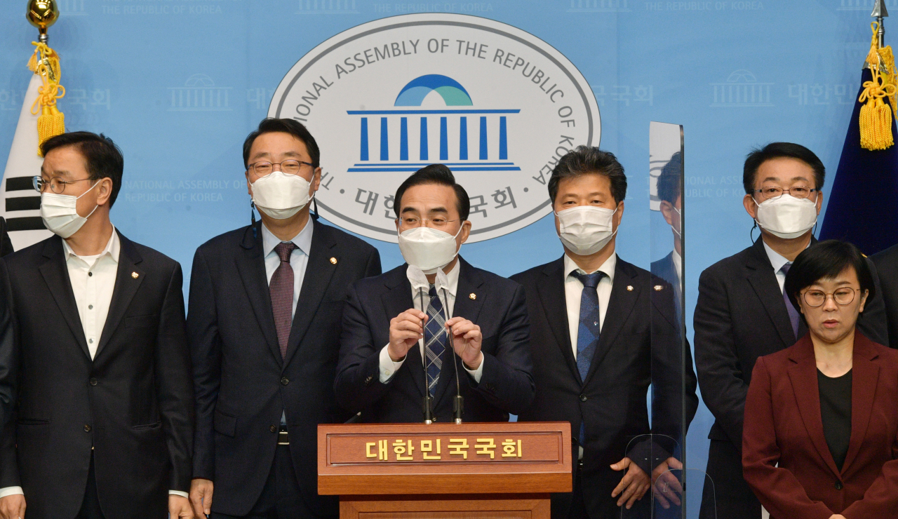 박홍근 간사 등 더불어민주당 소속 국회 예결위원들이 4일 국회 소통관에서 내년도 예산안 관련 기자회견을 하고 있다. [연합]