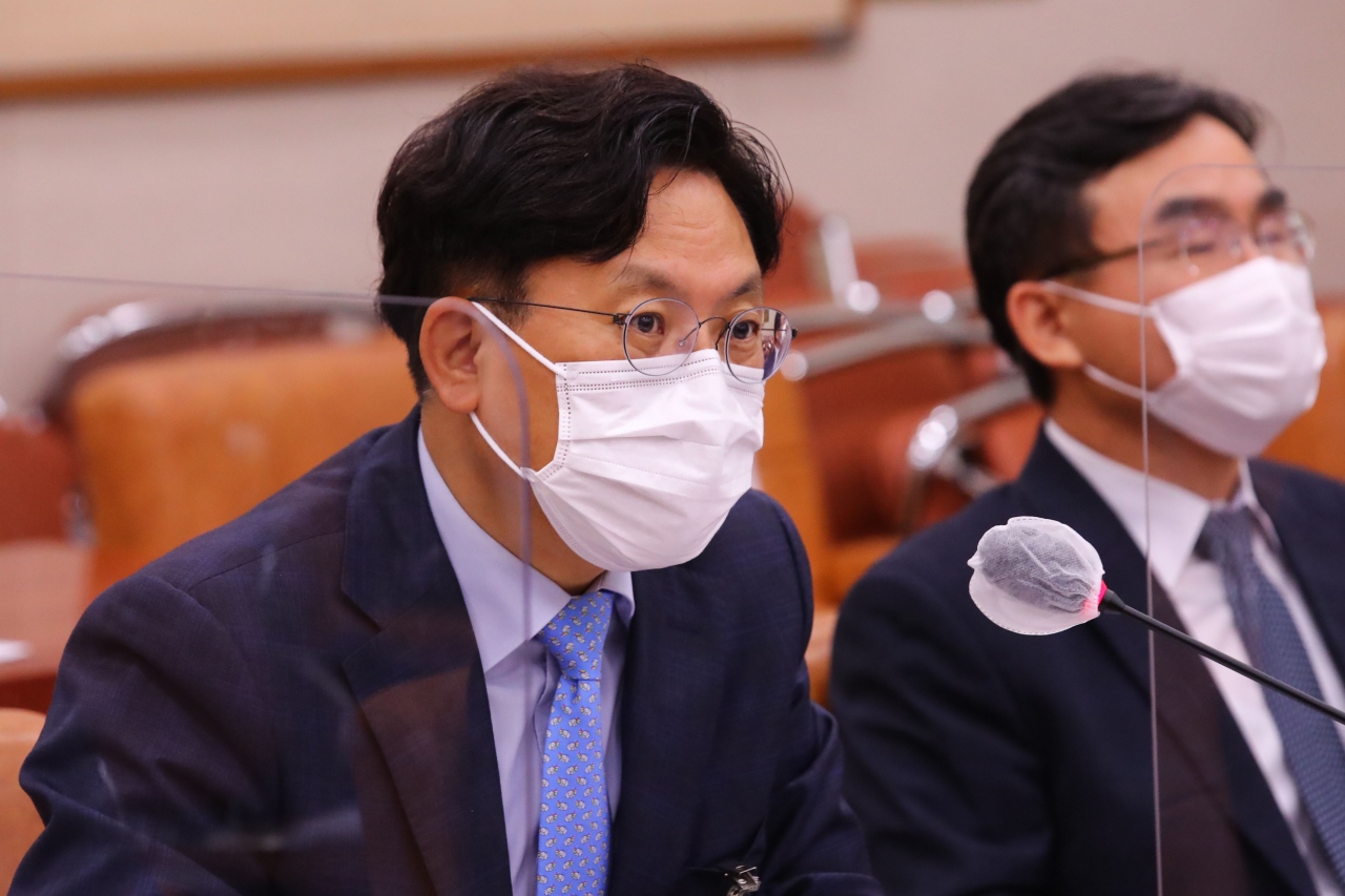 김관정 서울동부지검장이 지난달 19일 서울 여의도 국회 법제사법위원회에서 열린 서울고검·수원고검 산하 검찰청들에 대한 국정감사에서 답변하고 있다.[연합]