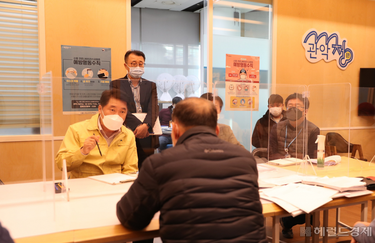 박준희 구청장이 지난 운영을 재개한 관악청에서 주민을 만나 이야기를 듣고 있다. [관악구 제공]