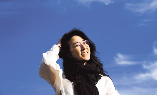 재즈 보컬 말로가 오는 7일 경기 고양아람누리에서 정미조, 박주원과 함께 무대에 오른다. 이날 공연에서 그는 최근 발매한 ‘송창식 송북’도 선보일 예정이다. 박해묵 기자