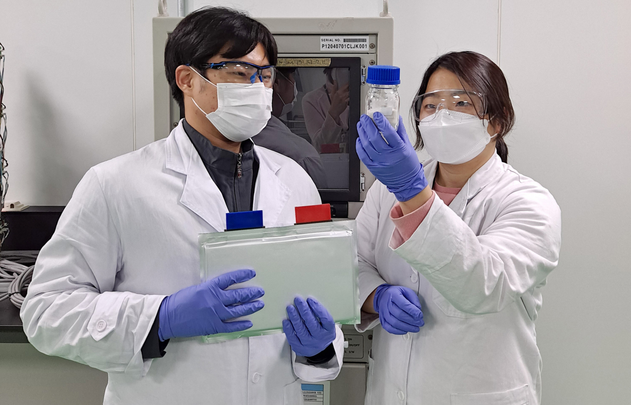 대전에 위치한 SK이노베이션 기술혁신연구원에서 연구원들이 차세대 배터리 기술을 연구하고 있다. [ SK이노베이션 제공]