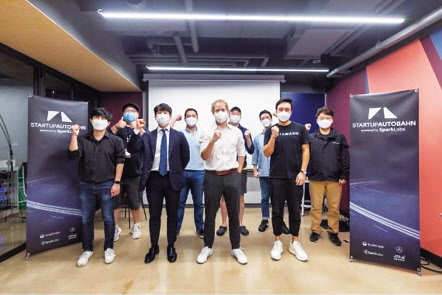 스타트업 아우토반 최종 참가 5개 스타트업 관계자들의 모습.