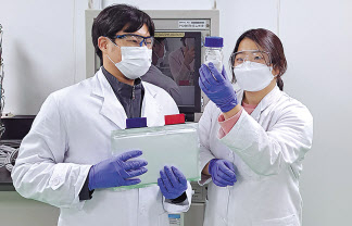 대전에 위치한 SK이노베이션 기술혁신연구원에서 연구원들이 차세대 배터리 기술을 연구하고 있다. [ SK이노베이션 제공]