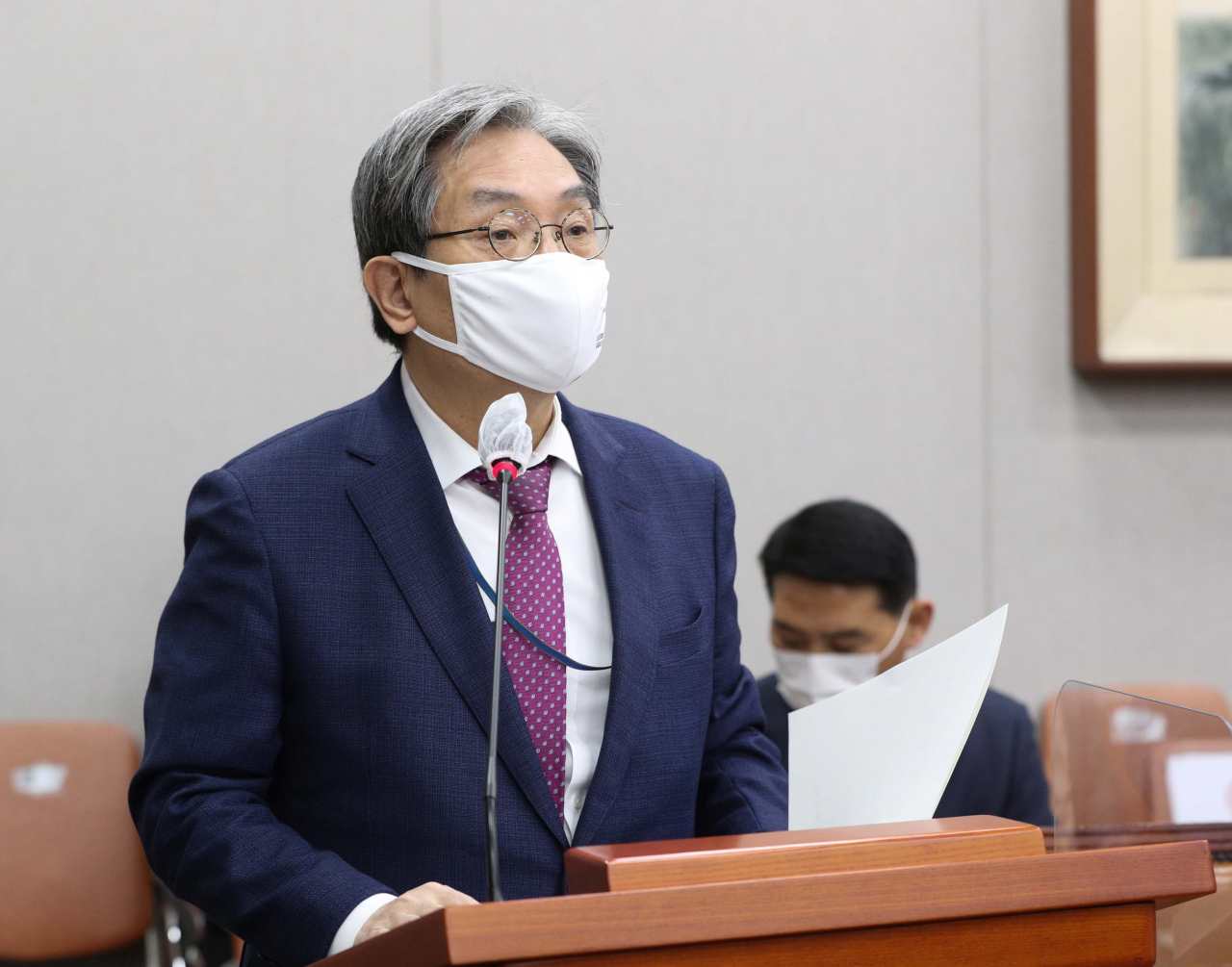 노영민 대통령 비서실장이 4일 국회운영위원회의에서 열린 대통령비서실·국가안보실·대통령경호처에 대한 국정감사에서 업무보고를 하고 있다. [연합]