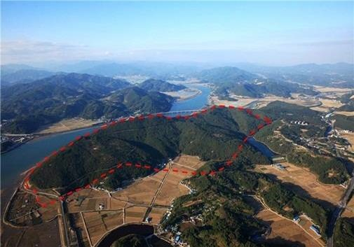 경남 하동군 두우레저단지(빨간 점선) 항공사진. [하동군 제공]