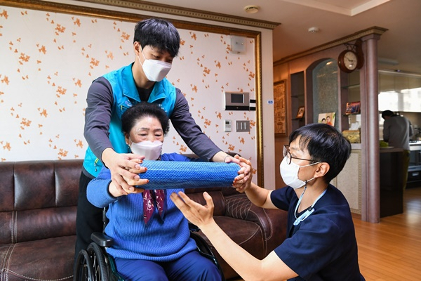 광양제철소 직원들이 지역의 장애인 가정에 운동기구 사용법을 가르쳐주고 있다. [포스코 제공]