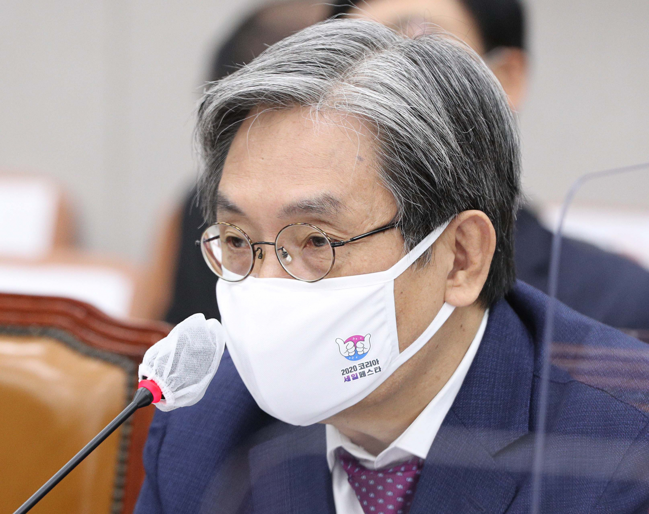 노영민 대통령 비서실장이 4일 국회에서 열린 운영위원회의의 대통령비서실·국가안보실·대통령경호처에 대한 국정감사에서 질의에 답변하고 있다. [연합]