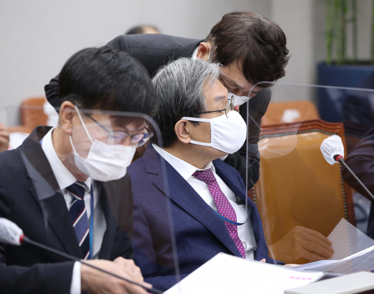 노영민 대통령 비서실장(가운데)이 4일 국회운영위원회의에서 열린 대통령비서실·국가안보실·대통령경호처에 대한 국정감사에서 최재성 정무수석과 대화하고 있다. 왼쪽은 김상조 청와대 정책실장. 이상섭기자 babtong@heraldcorp.com