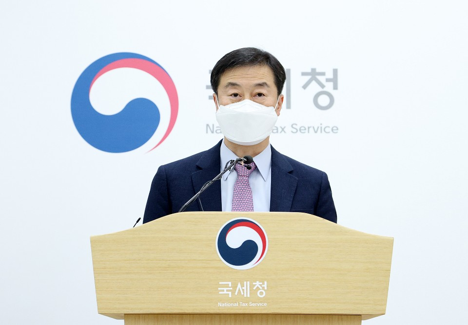 노정석 국세청 조사국장이 4일 정부세종청사 국세청 기자실에서 기업자금 사적 유용, 호황 현금 탈세, 반칙 특권 탈세 등 불공정 탈세 혐의자 38명 세무조사 착수에 관련해 브리핑하고 있다. [국세청 제공]