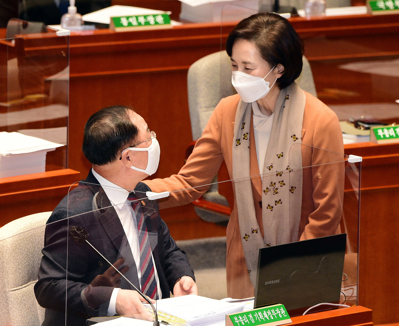 홍남기 경제부총리와 유은혜 사회부총리가 4일 오전 국회에서 열린 예산결산특별위원회 전체회의에서 대화하고 있다. [연합]
