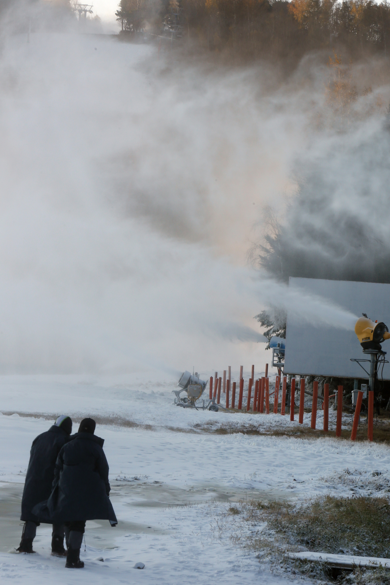 An employee of Yongpyong Resort in Pyeongchang, Gangwon Province, operates an artificial snowmaking machine on Wednesday as the ski resort gets ready for the approaching winter sports season. (Yonhap)