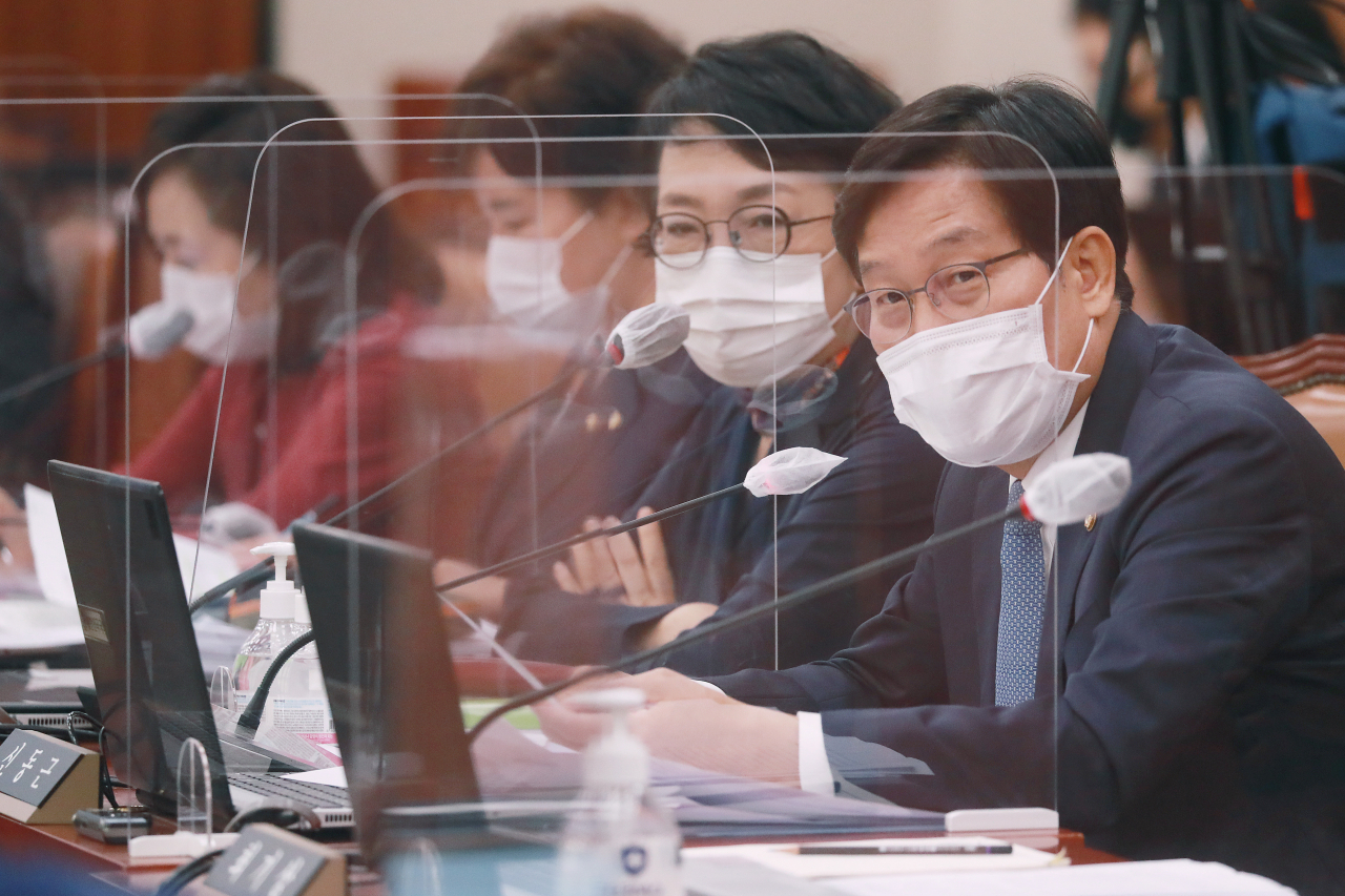 신동근 더불어민주당 의원이 26일 오전 서울 여의도 국회에서 열린 법제사법위원회의 법무부, 대법원, 감사원, 헌법재판소, 법제처 종합감사에서 발언하고 있다. [연합]