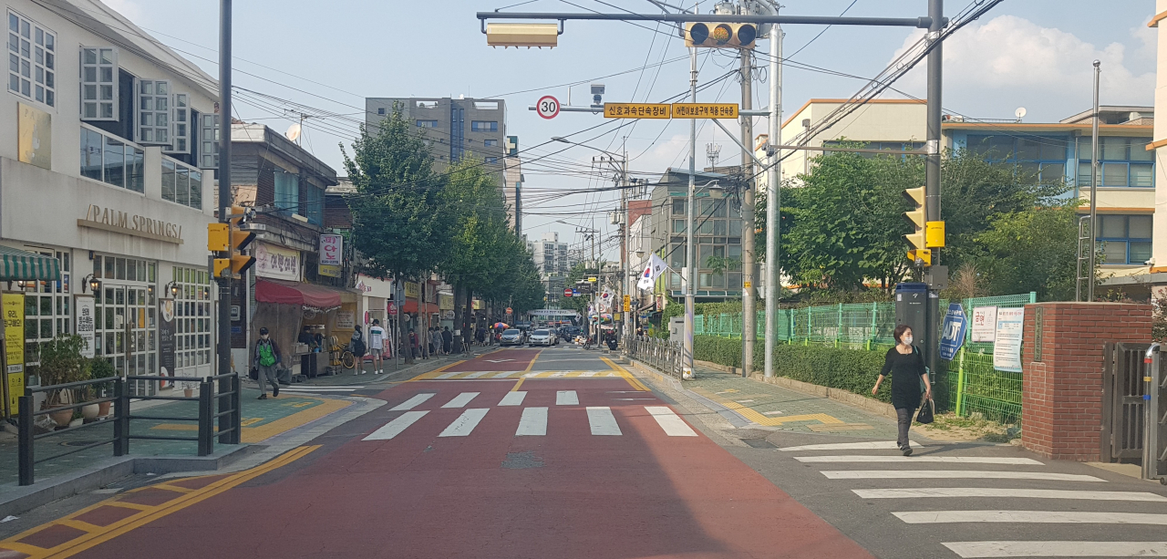 바닥신호등, 음성안내, CCTV 시범설치한 영신초교 정문. [영등포구 제공]