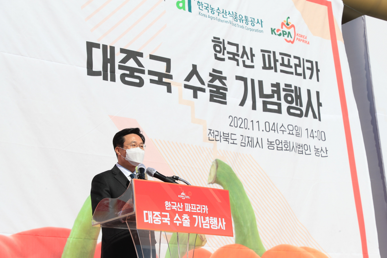 이재욱 농림축산식품부 차관이 4일 전북 김제 농업회사법인 농산에서 열린 한국산 파프리카 대중국 수출 기념행사에서 축사를 하고 있다.[농림축산식품부 제공]