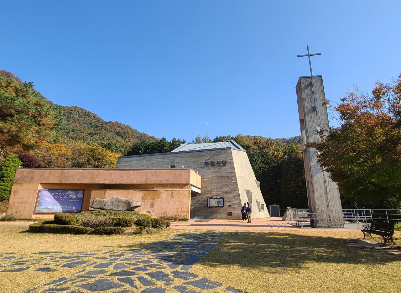 30만평 천호성지는 아름다운 종교건축물, 실로암호수, 청정생태, 성인의 가르침 등 전방위 힐링 포인트를 가진 여행지이다.