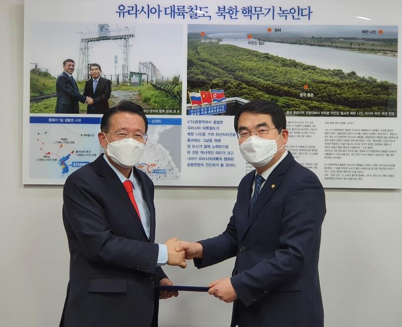 권기식 한중도시우호협회장〈사진 왼쪽〉이 4일 국회 의원회관에서 양기대 국회의원에게 고문 위촉장을 전달했다.