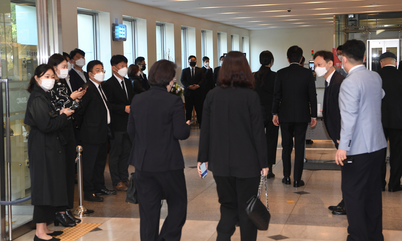 26일 서울 강남구 서울삼성병원 장례식장에 마련된 고 이건희 삼성그룹 회장의 빈소가 조문객들로 붐비고 있다. [연합]