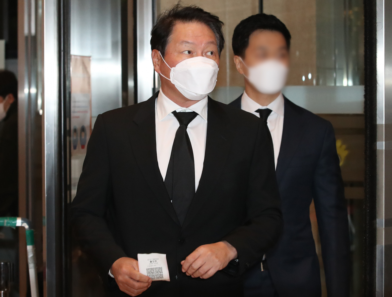 최태원 SK 회장이 26일 오후 고(故) 이건희 삼성그룹 회장 빈소가 마련된 서울 강남구 서울삼성병원 장례식장에 들어서고 있다. [연합]