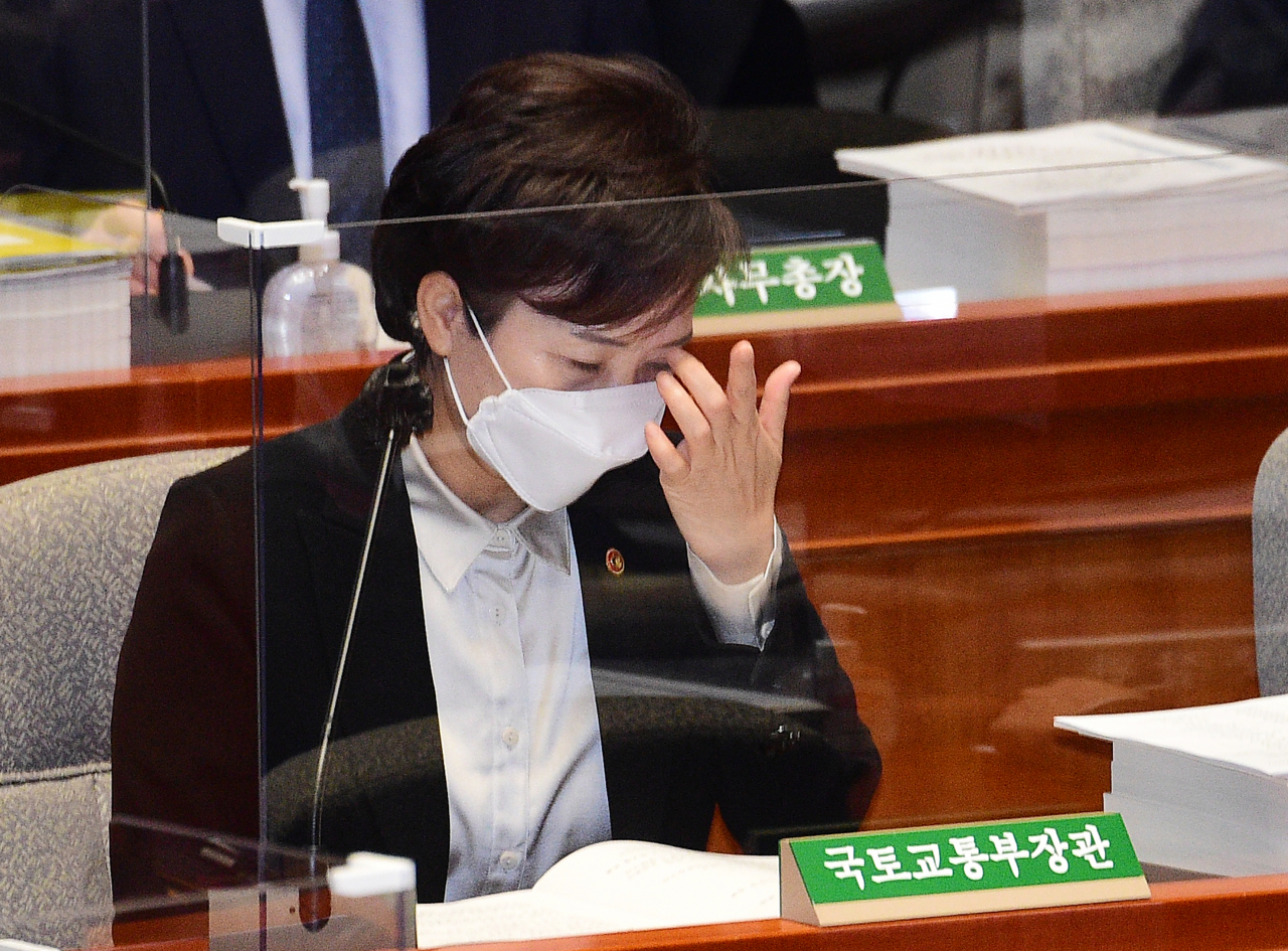 김현미 국토교통부 장관이 4일 오전 국회에서 열린 예산결산특별위원회 전체회의에 출석하고 있다. [연합]