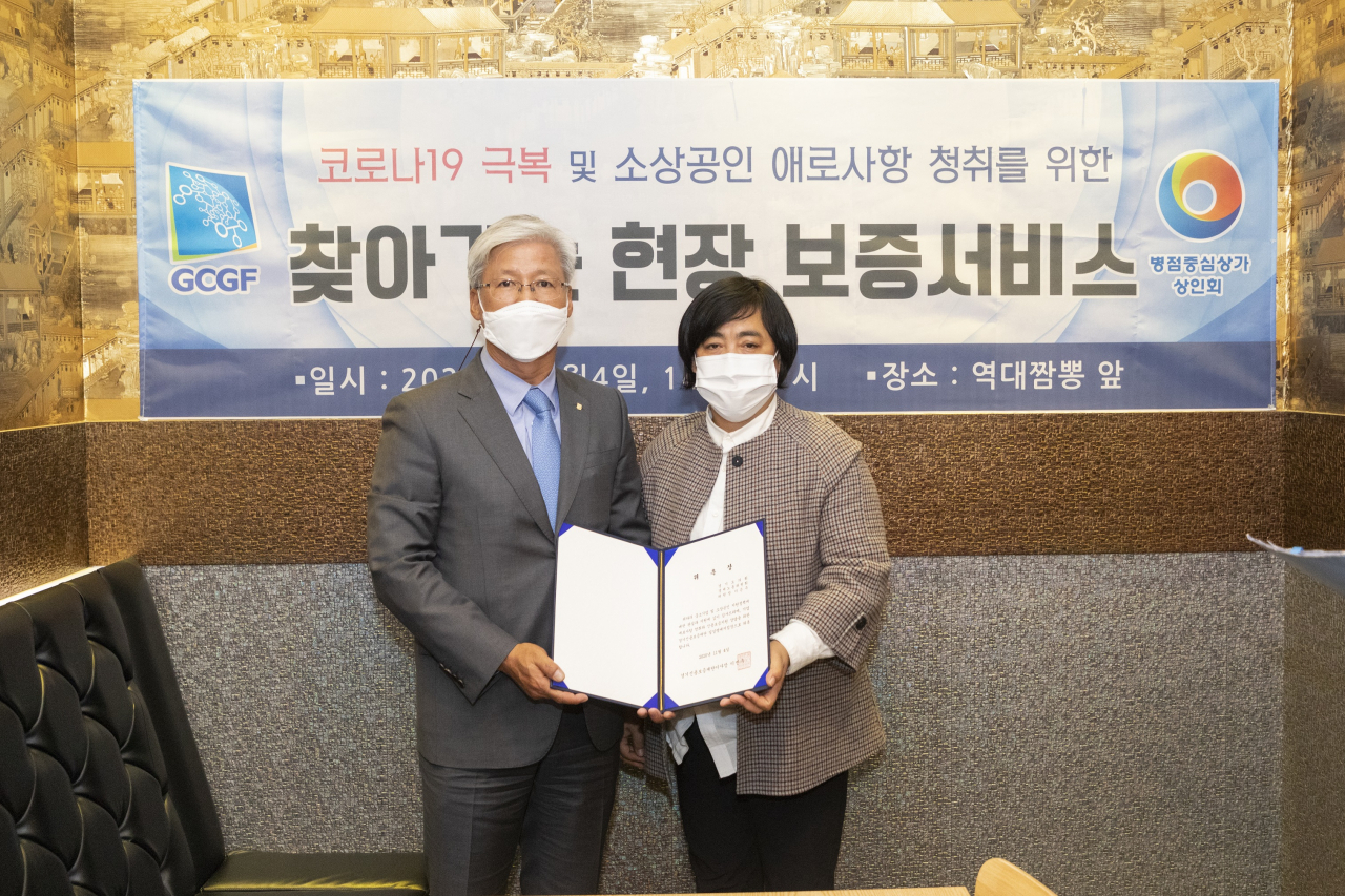 이민우 경기신보 이사장(왼족)과 이은주 경기도의원이 화성 중소기업 활성화에 올인했다.