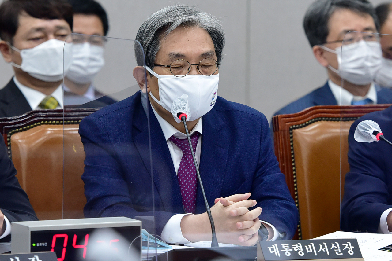 노영민 대통령 비서실장이 4일 국회에서 열린 운영위원회의의 대통령비서실·국가안보실·대통령경호처에 대한 국정감사에서 생각에 잠겨 있다. [연합]