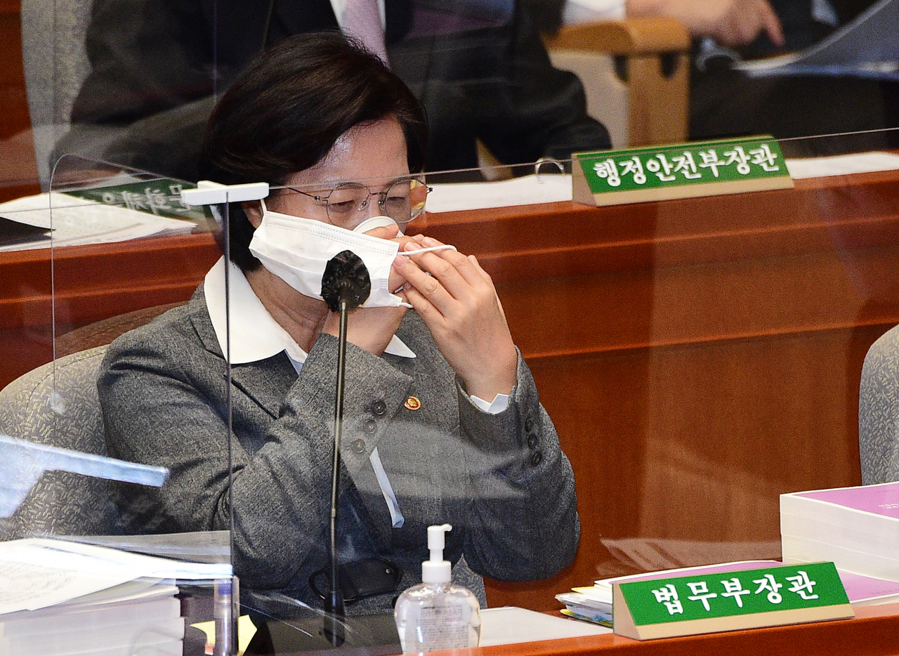 추미애 법무부 장관이 4일 오전 국회에서 열린 예산결산특별위원회 전체회의에서 물을 마시고 있다. [연합]