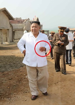 북한이 최고인민회의 상임위원회 전원회의를 열고 공공장소와 교육기관, 의료시설 등을 흡연금지장소로 지정하고 어길 시 처벌하는 내용의 금연법을 채택하면서 김정은 국무위원장이 공공장소에서 흡연하는 모습이 사라질지 주목된다. 양계장을 찾은 김 위원장이 손에 담배를 들고 있는 모습. [헤럴드DB]