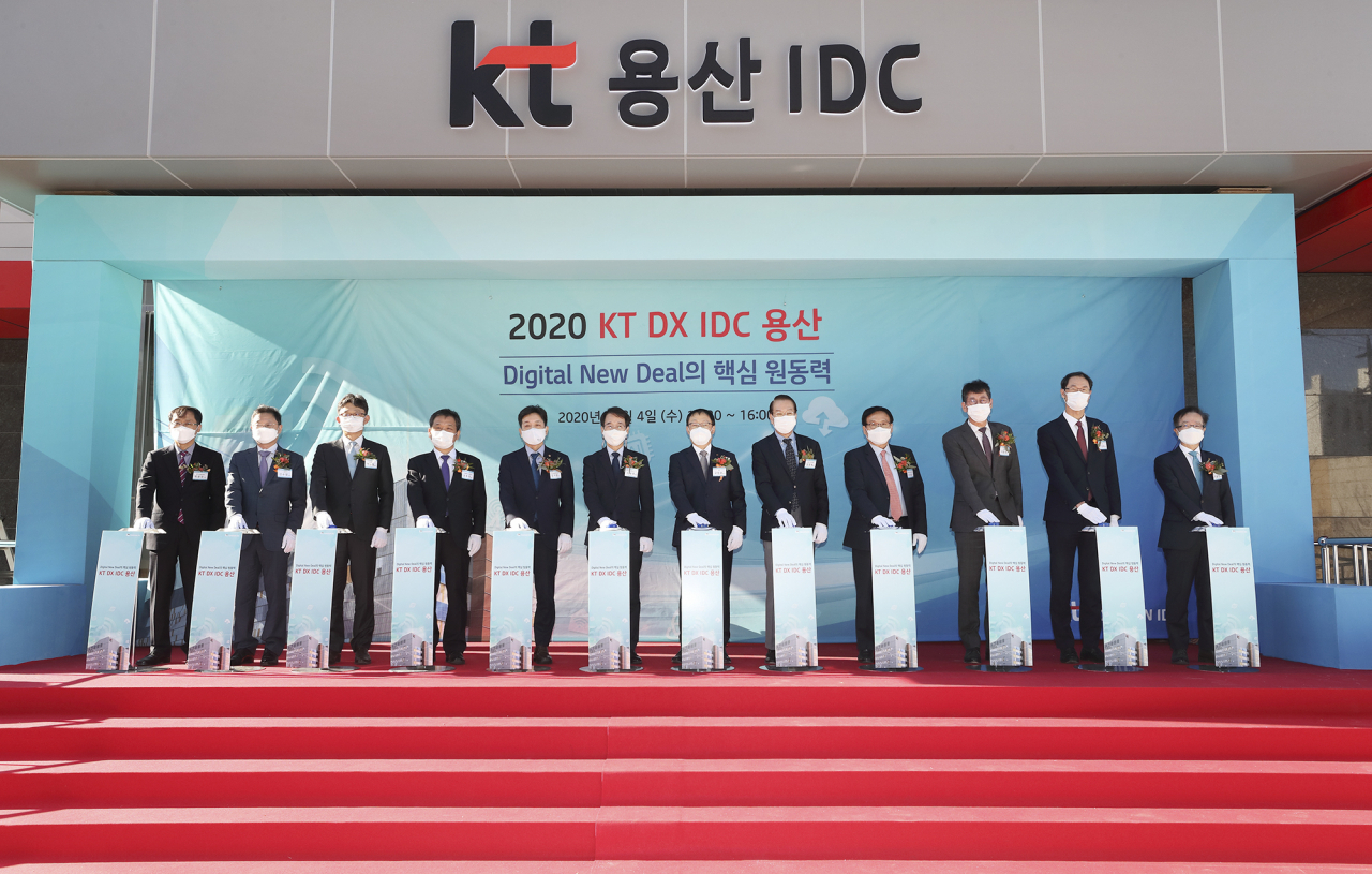 지난 4일 용산 IDC 개관식에서 KT를 비롯한 주요 관계자들이 오픈 커팅을 하고 있다. (왼쪽부터 KT engcore 박은수 사장, KT IT부문장 신수정 부사장, KT 기업부문장 박윤영 사장, 한국정보화진흥원 문용식 원장, 과학기술정보통신부 장석영 제2차관, 국회 과방위원장 이원욱 의원, KT 대표 구현모 사장, 용산구 권영세 의원, 한국데이터센터연합회 강중협 회장, 서울시 스마트도시정책관 이원목 국장, KT 경영기획부문장 박종욱 부사장, KT AI/DX융합사업부문장 전홍범 부사장) [KT 제공]