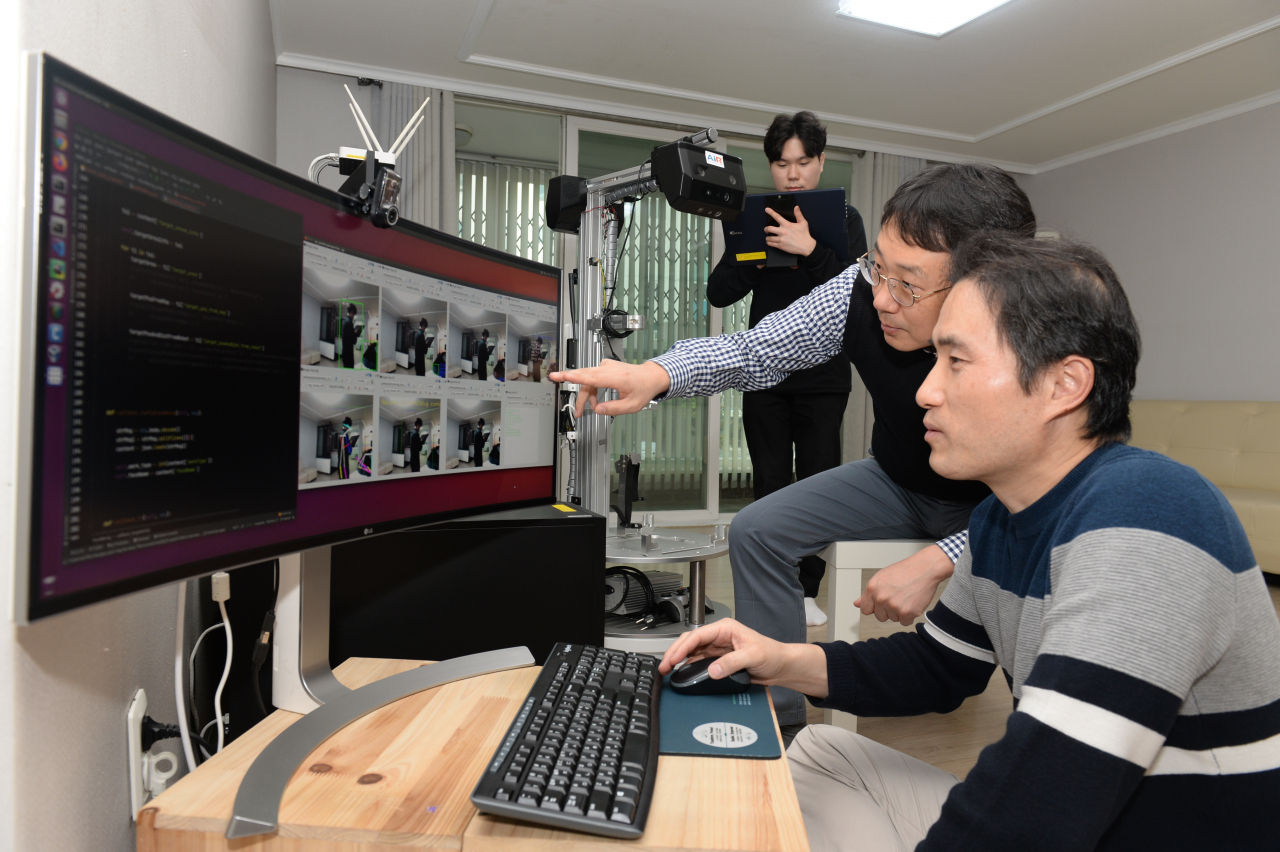 ETRI 연구진이 고령자에 특화된 휴먼케어 로봇데이터를 확보하고 점검하고 있다.[ETRI 제공]