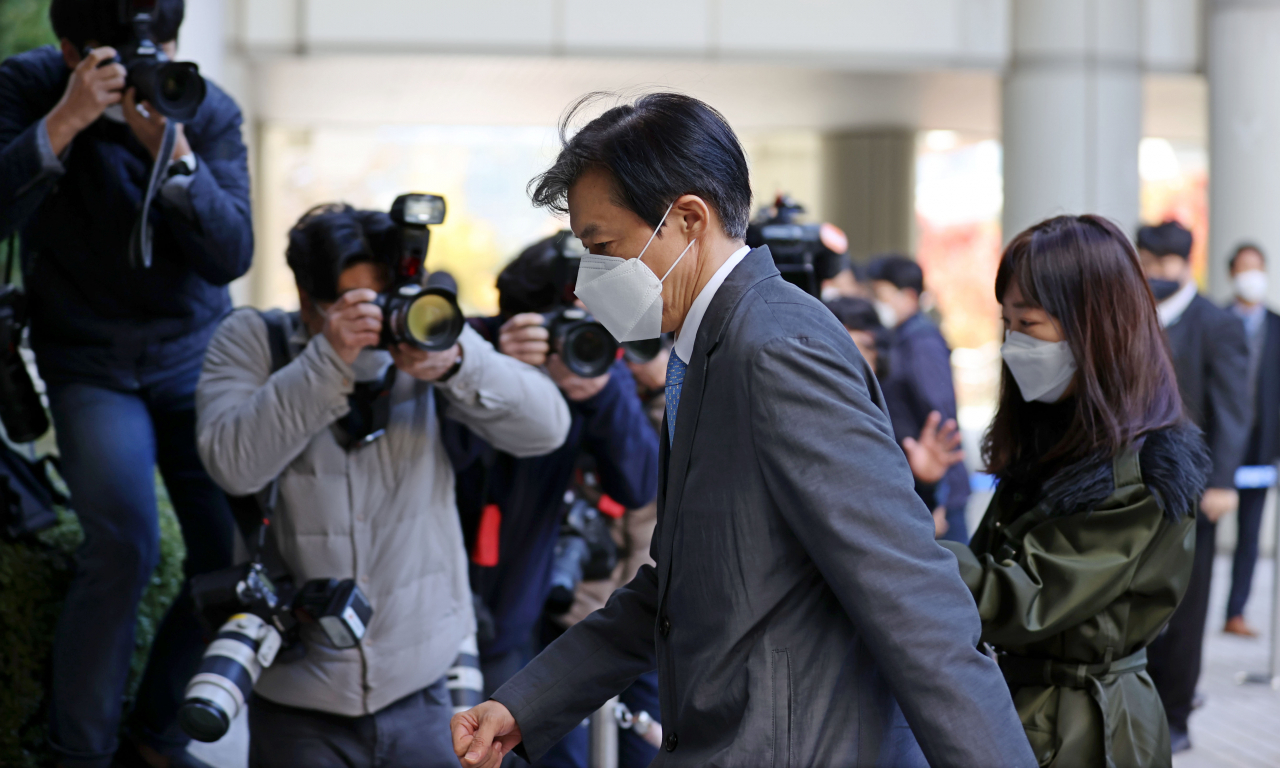 청와대 민정수석비서관 재직 당시 유재수 전 부산시 경제부시장에 대한 감찰을 중단시킨 혐의로 기소된 조국 전 법무부 장관이 지난 3일 오전 서초구 서울중앙지방법원에서 열린 속행 공판에 출석하기 위해 법정으로 향하고 있다. [연합]