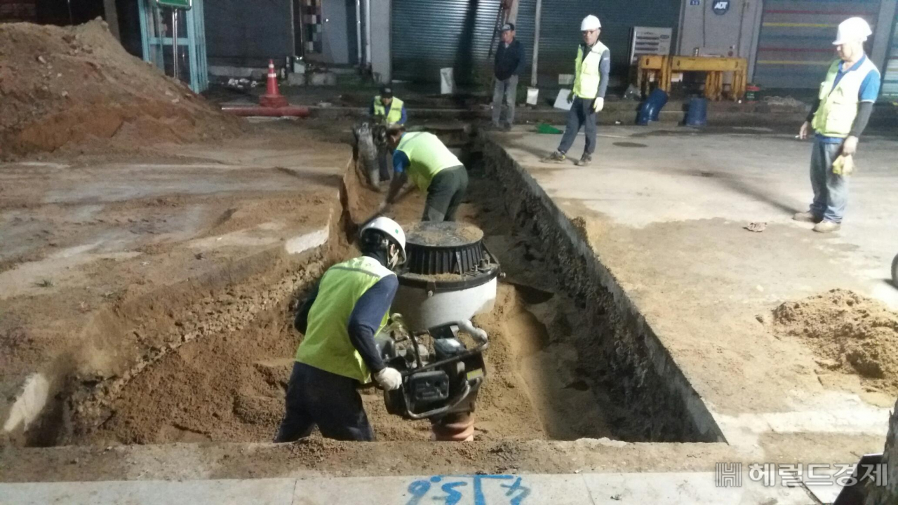 서울시 상수도사업본부 관계자들이 영등포구 문래동에서 대형 상수도관을 교체 하고 있다. 1단계 상수도관은 대부분 교체가 끝나 이제 정수시설 교체, 재건설이 필요한 시점이다.[서울시 제공]