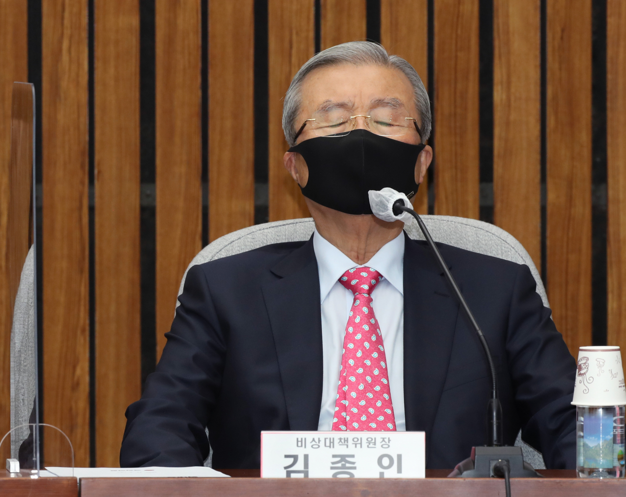 김종인 국민의힘 비상대책위원장이 4일 서울 여의도 국회에서 열린 확대당직자회의에서 참석자 발언을 듣고 있다. [연합]