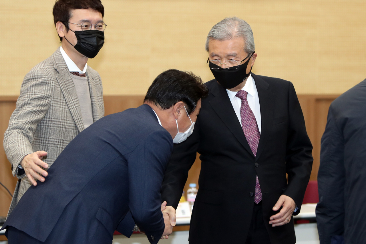 김종인 국민의힘 비상대책위원장이 3일 오후 광주 서구 치평동 김대중컨벤션센터에서 광주·전남 중소기업인 간담회를 하기에 앞서 참석자와 악수하고 있다. [연합]