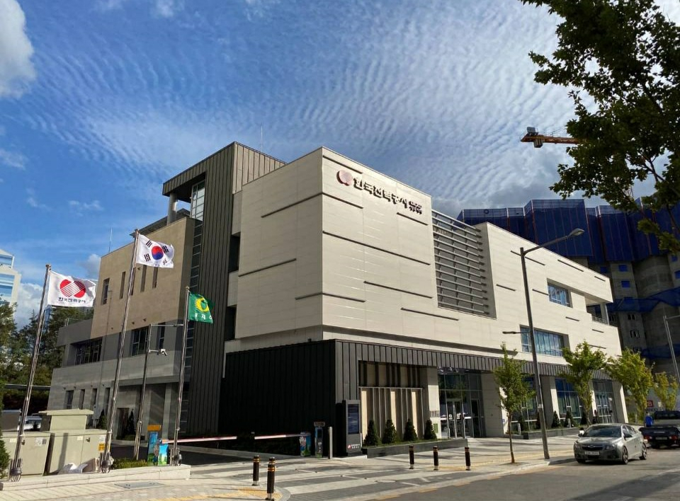 국내 첫 KEPCO 에너지자립형 스마트빌딩으로 5일 준공식을 가진 한전 영종지사 건물 전경. [한전 제공]