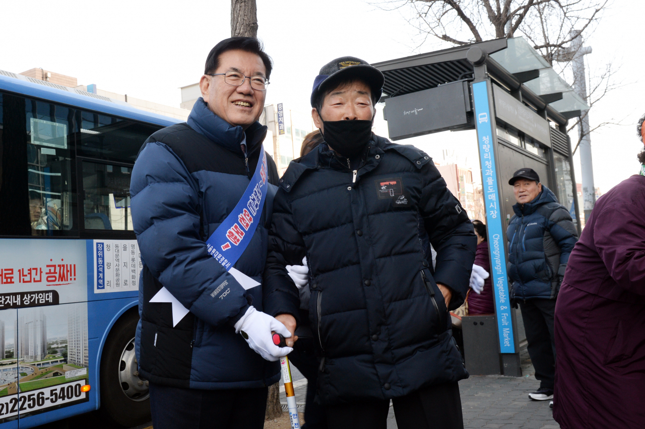 지난해 열린 보행안전 캠페인에서 유덕열(왼쪽) 구청장.