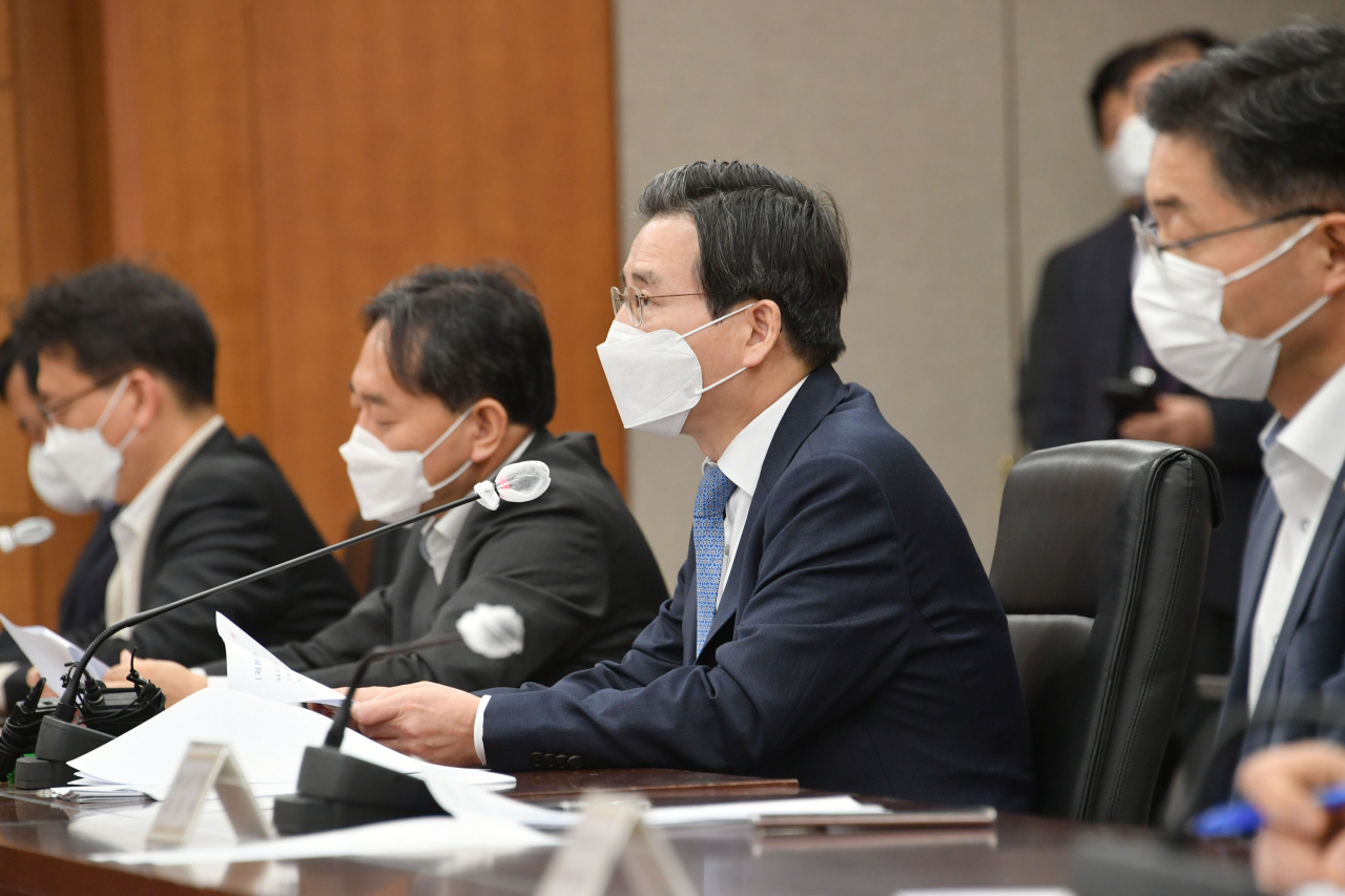김용범 기획재정부 차관이 5일 서울 여의도 산업은행 별관에서 미 대선 이후 경제·금융시장 동향과 관련한 긴급 거시경제금융회의를 주재하고 있다. 김 차관은 이 자리에서 “미 대선 리스크가 상당부분 우리 금융시장에 선(先)반영돼 있다”고 평가하면서도 “변동성 확대시 기(旣)마련된 시장안정조치를 적시에 시행할 것”이라고 밝혔다. [기획재정부 제공]