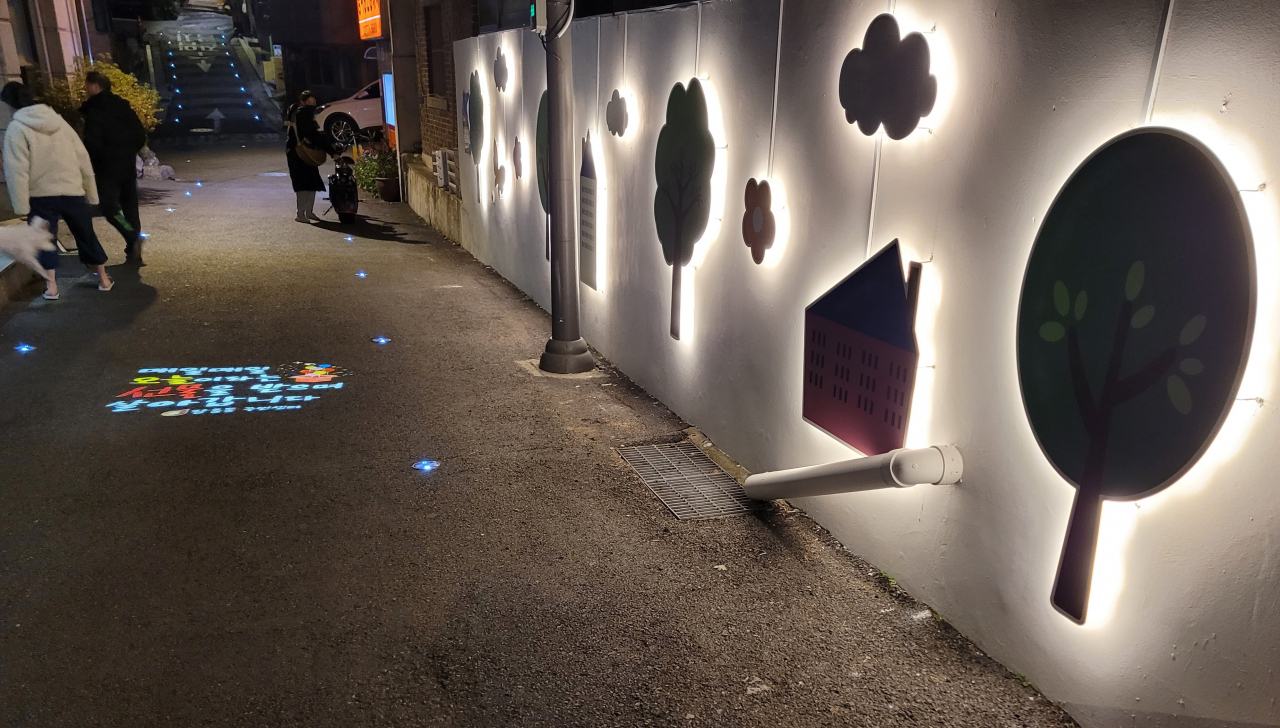 동국대 원룸촌에 어둡던 골목길이 LED 벽화로 환하고 근사해졌다. [중구 제공]