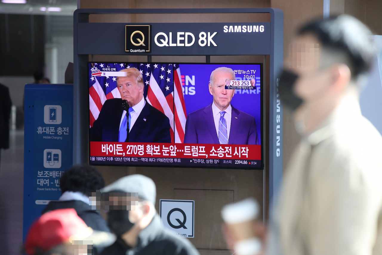 5일 오전 서울역에서 시민들이 미국 대선 관련 뉴스를 지켜보고 있다. [연합]