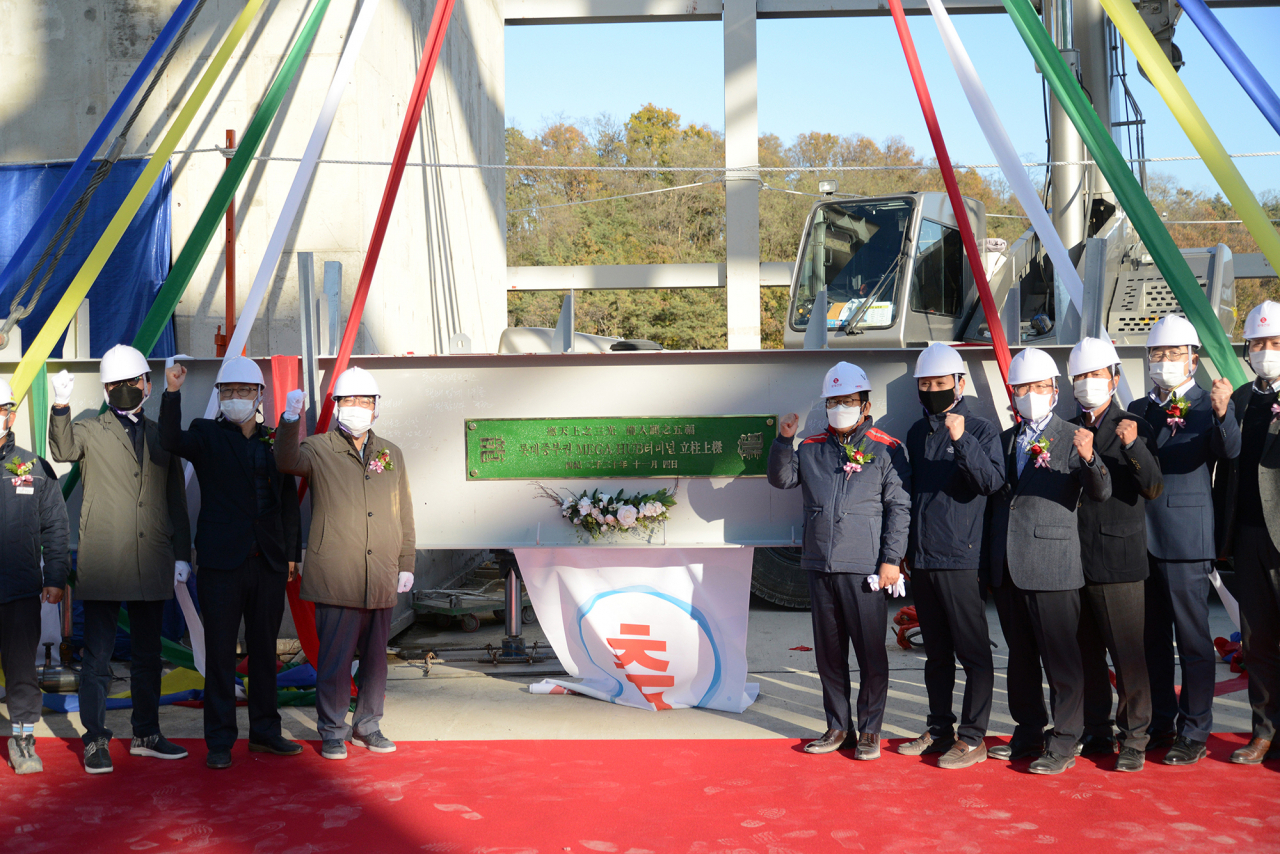 롯데글로벌로지스가 구축중인 중부권 메가 허브터미널이 상량식을 가졌다. 박찬복 롯데글로벌로지스 대표이사가(사진 중앙 오른쪽 첫번째) 지난 4일 개최 된 중부권 메가허브터미널 상량식에서 기념 현판 제막을 하고있다. [롯데글로벌로지스 제공]