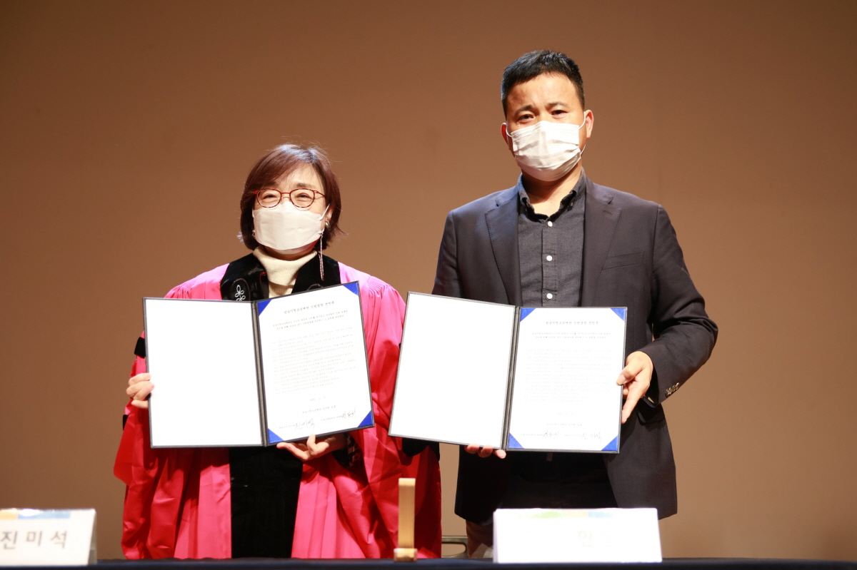 진미석 성남시청소년 재단 대표가 인권경영을 선포했다.[성남시청소년재단 제공]