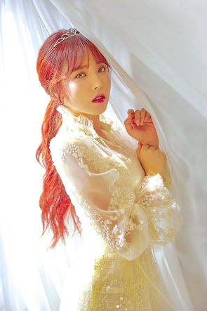 가수 홍진영. 최근 논문 표절 의혹에 휩싸이자 석·박사 학위 반납 의사를 밝혔다. [IMH엔터테인먼트]
