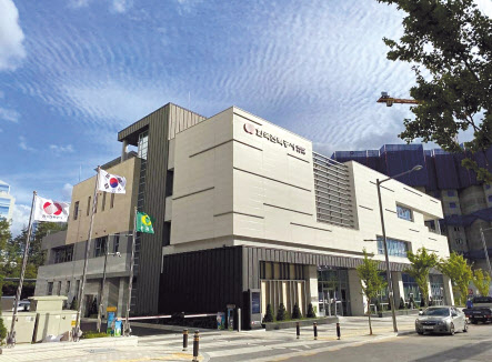 국내 첫 KEPCO 에너지자립형 스마트빌딩으로 5일 준공식을 가진 한전 영종지사 건물 전경. [한전 제공]