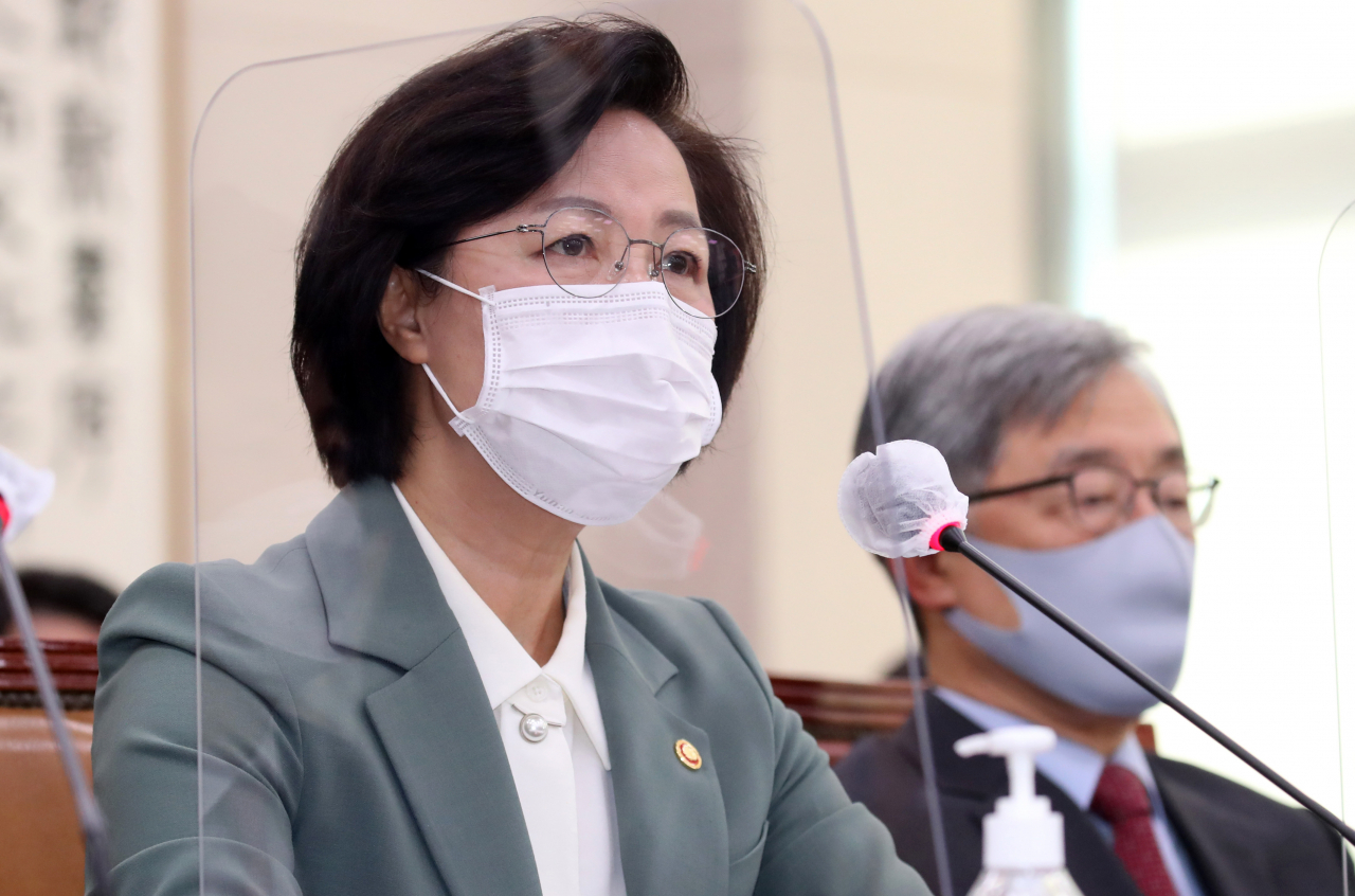 추미애 법무부 장관이 5일 서울 여의도 국회에서 열린 법제사법위원회 전체회의에서 답변하고 있다. [연합]