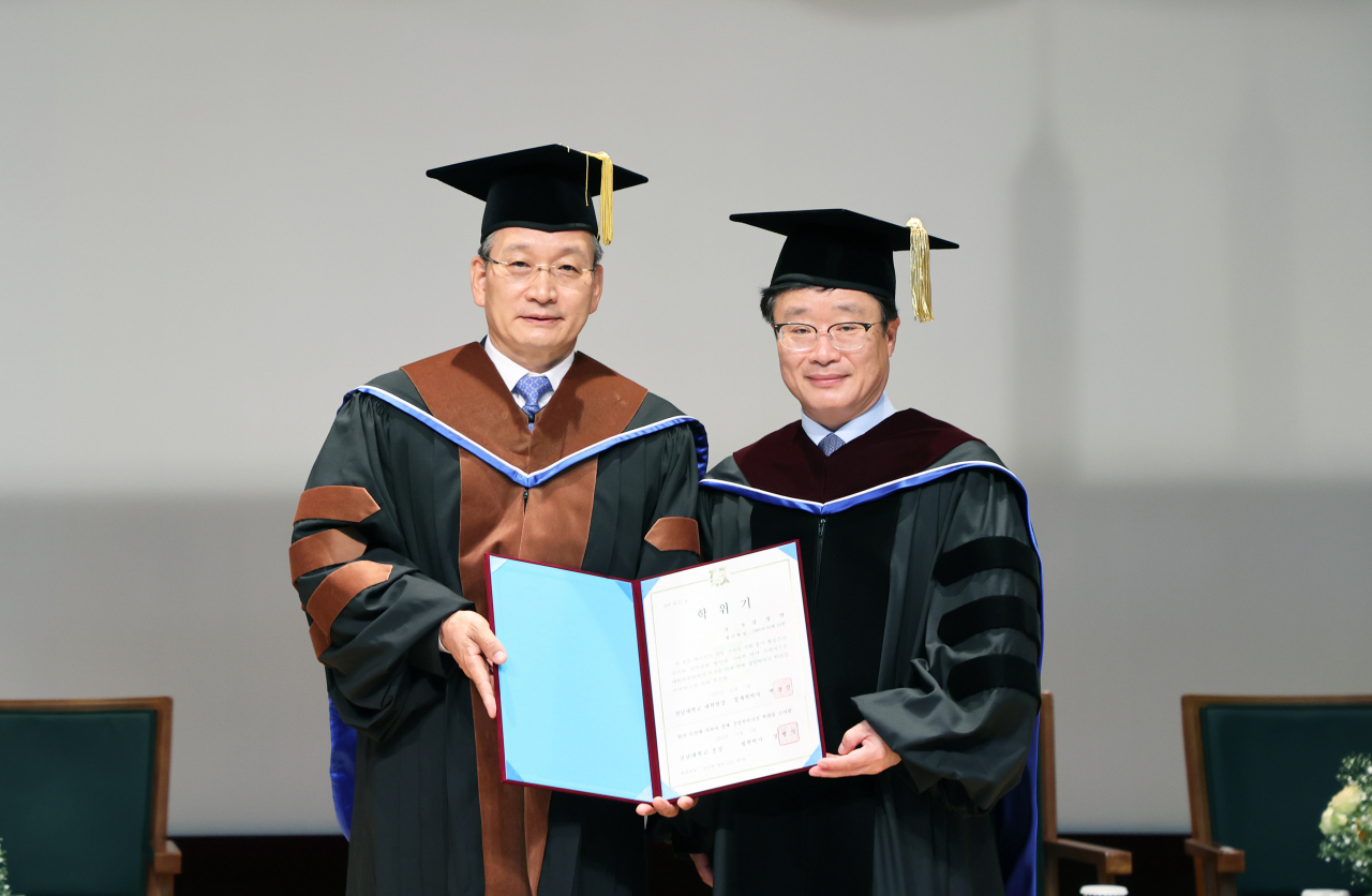 5일 전남대학교 대학본부 2층 용봉홀에서 명예박사 학위 수여식이 열렸다. (왼쪽부터) 김상열 호반그룹 회장, 정병석 전남대학교 총장. [호반그룹 제공]