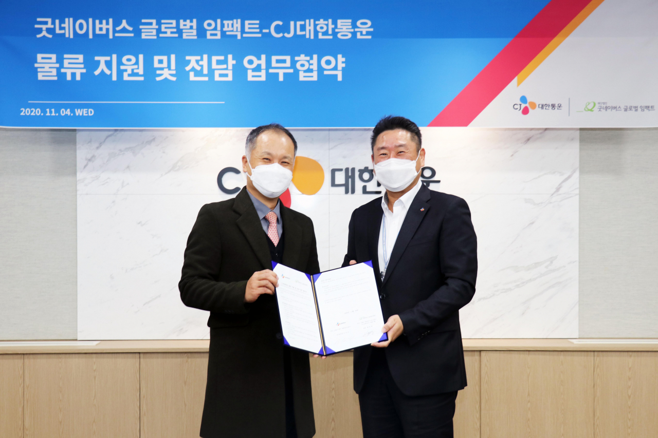 이은선 CJ대한통운 GF본부장(오른쪽)과 현진영 굿네이버스 글로벌임팩트 대표가 MOU를 체결하고 기념사진 촬영을 하고 있다. [CJ대한통운 제공]