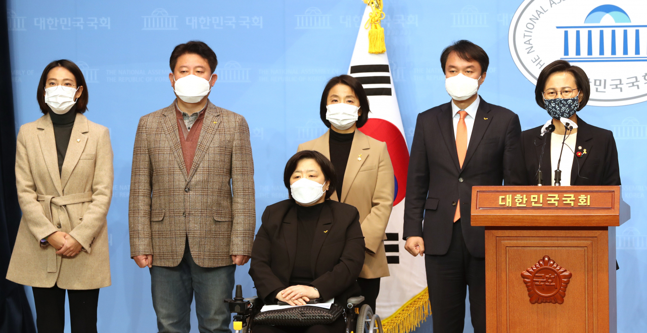 강은미 정의당 원내대표가 5일 국회 소통관에서 낙태죄 완전 폐지를 위한 형법, 모자보건법, 근로기준법 개정안 발의 기자회견을 하고 있다. 윗줄오른쪽부터 강은미 원내대표, 김종철 대표, 이은주 의원, 정연욱 정책위의장, 장혜영 의원. 아래줄은 배복주 부대표. [연합]