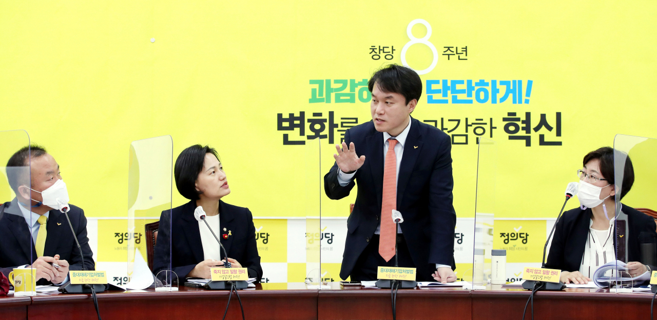 김종철 정의당 대표가 5일 오전 서울 여의도 국회에서 열린 상무위원회에서 참석자들과 대화하고 있다. [연합]