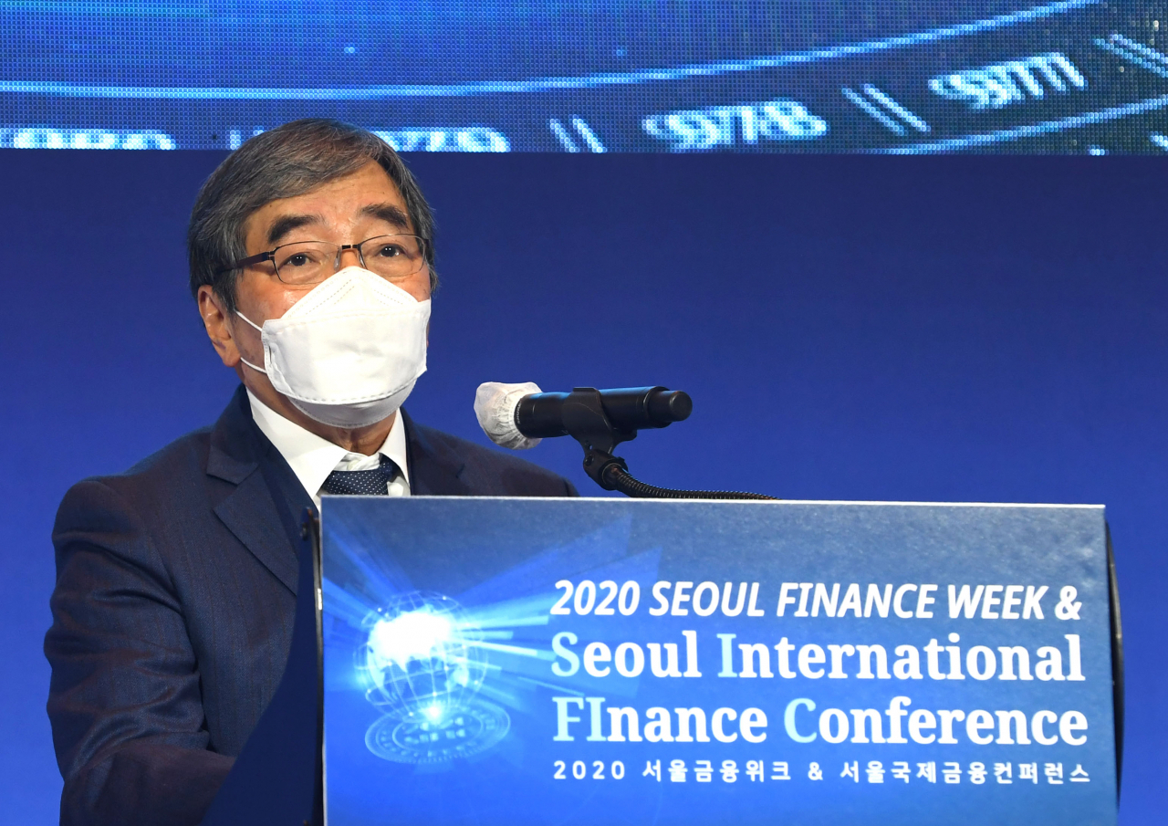 윤석헌 금융감독원장이 5일 오전 서울 영등포구 콘래드서울호텔 그랜드볼룸에서 열린 2020서울국제금융콘퍼런스에 참석, 환영사를 하고 있다. [국회사진기자단] 연합뉴스