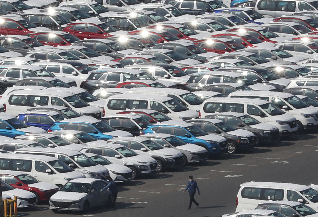 Cars from the Hyundai Motor Ulsan plant await shipment for export. (Yonhap)