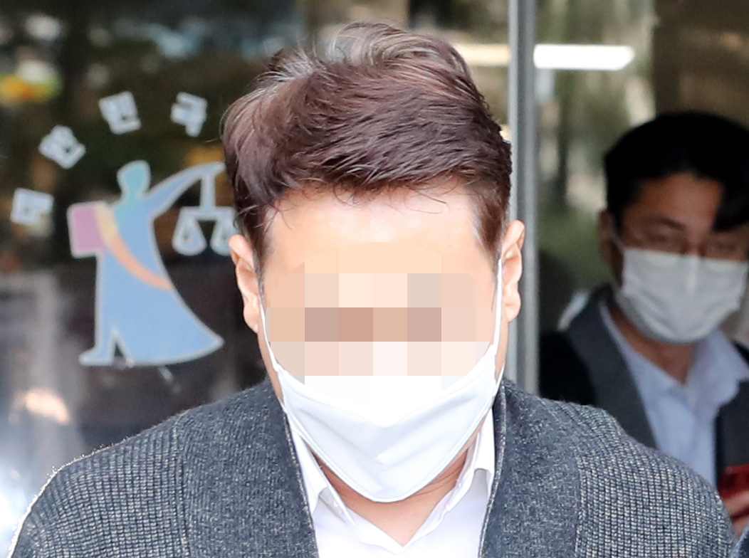 지난 9월 인천 을왕리해수욕장 인근에서 치킨 배달을 하던 50대 가장을 차량으로 치어 숨지게 한 음주 운전자와 동승자의 첫 재판이 열린 지난달 5일 오전 인천시 미추홀구 인천지방법원에서 동승자 A(47)씨가 재판을 마친 뒤 법원을 나서고 있다. [연합]